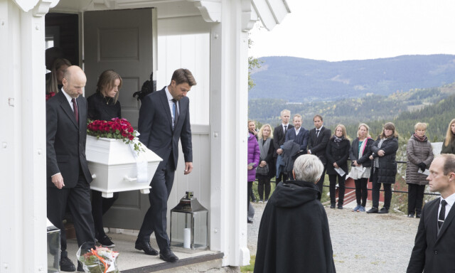 TOK FARVEL: I midten av september ble Ida Eide gravlagt i Lidar kirke i Øystre Slidre. Nils-Ingar og langrennsløperens far, Bjørn Eide, var med å bære kisten. Foto: NTB Scanpix TOK FARVEL: I midten av september ble Ida Eide gravlagt i Lidar kirke i Øystre Slidre. Nils-Ingar og langrennsløperens far, Bjørn Eide, var med å bære kisten. Foto: NTB Scanpix